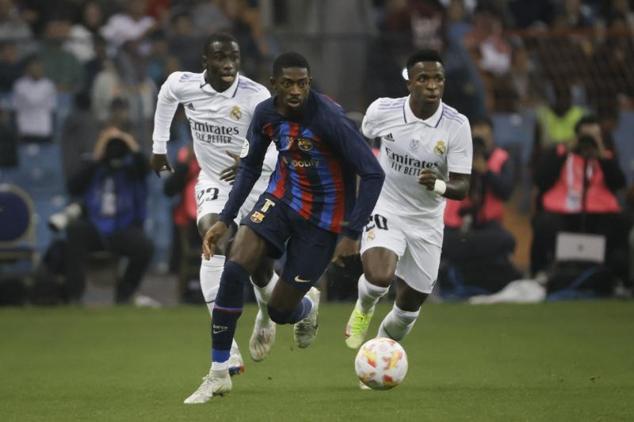 Ousmane Dembélé, en una carrera ante la mirada de Mendy y Vinicius.