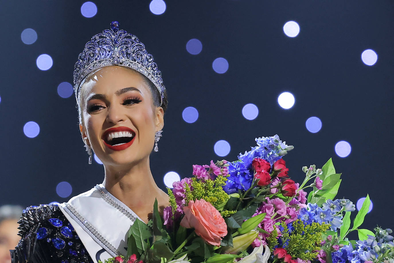 La estadounidense R'Bonney Gabriel se ha coronado durante la madrugada del sábado como la mujer más bella del mundo, flanqueada por la venezolana Amanda Dudamel y Andreína Martínez, de República Dominicana, que fueron la primera y segunda semifinalista, respectivamente, en el certamen de Miss Universo celebrado en Nueva Orleans. Texas R'Bonney Gabriel tiene 28 años y es diseñadora de moda sostenible. España estuvo representada por Alicia Faubel, que formó parte del grupo preliminar de dieciséis semifinalistas, entre las que también estuvieron las candidatas de Portugal, Laos, Japón, Colombia, Sudáfrica, Puerto Rico, Curazao, Haití, Australia, Canadá, Trinidad y Tobago, Curazao o India.