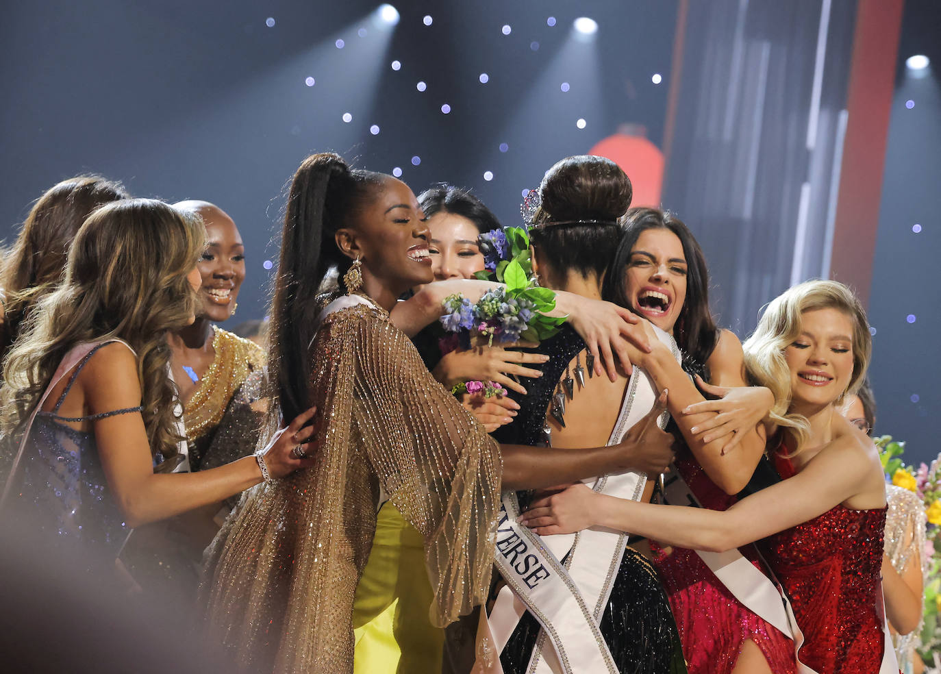 La estadounidense R'Bonney Gabriel se ha coronado durante la madrugada del sábado como la mujer más bella del mundo, flanqueada por la venezolana Amanda Dudamel y Andreína Martínez, de República Dominicana, que fueron la primera y segunda semifinalista, respectivamente, en el certamen de Miss Universo celebrado en Nueva Orleans. Texas R'Bonney Gabriel tiene 28 años y es diseñadora de moda sostenible. España estuvo representada por Alicia Faubel, que formó parte del grupo preliminar de dieciséis semifinalistas, entre las que también estuvieron las candidatas de Portugal, Laos, Japón, Colombia, Sudáfrica, Puerto Rico, Curazao, Haití, Australia, Canadá, Trinidad y Tobago, Curazao o India.