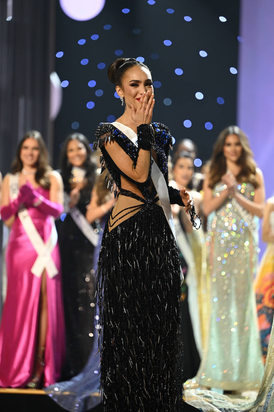 La estadounidense R'Bonney Gabriel se ha coronado durante la madrugada del sábado como la mujer más bella del mundo, flanqueada por la venezolana Amanda Dudamel y Andreína Martínez, de República Dominicana, que fueron la primera y segunda semifinalista, respectivamente, en el certamen de Miss Universo celebrado en Nueva Orleans. Texas R'Bonney Gabriel tiene 28 años y es diseñadora de moda sostenible. España estuvo representada por Alicia Faubel, que formó parte del grupo preliminar de dieciséis semifinalistas, entre las que también estuvieron las candidatas de Portugal, Laos, Japón, Colombia, Sudáfrica, Puerto Rico, Curazao, Haití, Australia, Canadá, Trinidad y Tobago, Curazao o India.