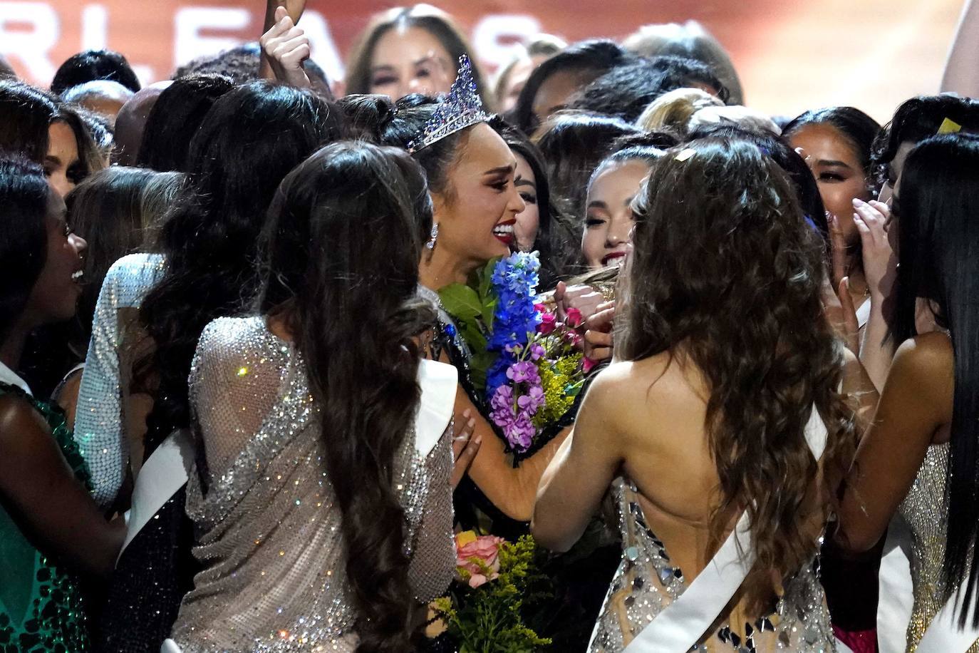 La estadounidense R'Bonney Gabriel se ha coronado durante la madrugada del sábado como la mujer más bella del mundo, flanqueada por la venezolana Amanda Dudamel y Andreína Martínez, de República Dominicana, que fueron la primera y segunda semifinalista, respectivamente, en el certamen de Miss Universo celebrado en Nueva Orleans. Texas R'Bonney Gabriel tiene 28 años y es diseñadora de moda sostenible. España estuvo representada por Alicia Faubel, que formó parte del grupo preliminar de dieciséis semifinalistas, entre las que también estuvieron las candidatas de Portugal, Laos, Japón, Colombia, Sudáfrica, Puerto Rico, Curazao, Haití, Australia, Canadá, Trinidad y Tobago, Curazao o India.