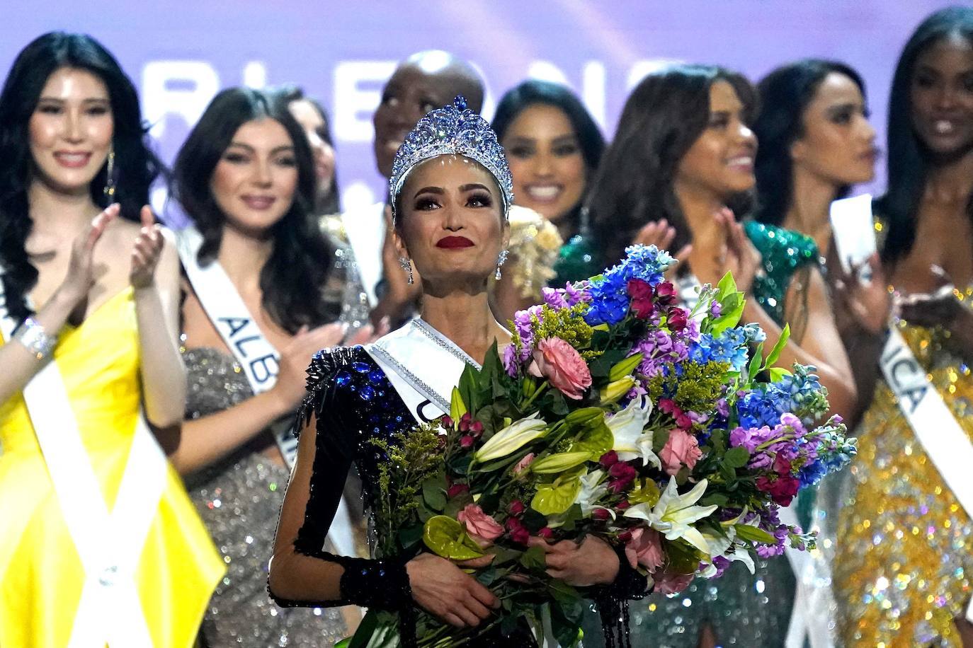 La estadounidense R'Bonney Gabriel se ha coronado durante la madrugada del sábado como la mujer más bella del mundo, flanqueada por la venezolana Amanda Dudamel y Andreína Martínez, de República Dominicana, que fueron la primera y segunda semifinalista, respectivamente, en el certamen de Miss Universo celebrado en Nueva Orleans. Texas R'Bonney Gabriel tiene 28 años y es diseñadora de moda sostenible. España estuvo representada por Alicia Faubel, que formó parte del grupo preliminar de dieciséis semifinalistas, entre las que también estuvieron las candidatas de Portugal, Laos, Japón, Colombia, Sudáfrica, Puerto Rico, Curazao, Haití, Australia, Canadá, Trinidad y Tobago, Curazao o India.