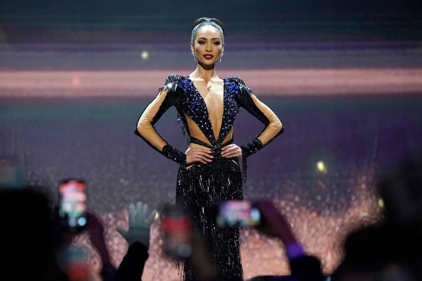 La estadounidense R'Bonney Gabriel se ha coronado durante la madrugada del sábado como la mujer más bella del mundo, flanqueada por la venezolana Amanda Dudamel y Andreína Martínez, de República Dominicana, que fueron la primera y segunda semifinalista, respectivamente, en el certamen de Miss Universo celebrado en Nueva Orleans. Texas R'Bonney Gabriel tiene 28 años y es diseñadora de moda sostenible. España estuvo representada por Alicia Faubel, que formó parte del grupo preliminar de dieciséis semifinalistas, entre las que también estuvieron las candidatas de Portugal, Laos, Japón, Colombia, Sudáfrica, Puerto Rico, Curazao, Haití, Australia, Canadá, Trinidad y Tobago, Curazao o India.