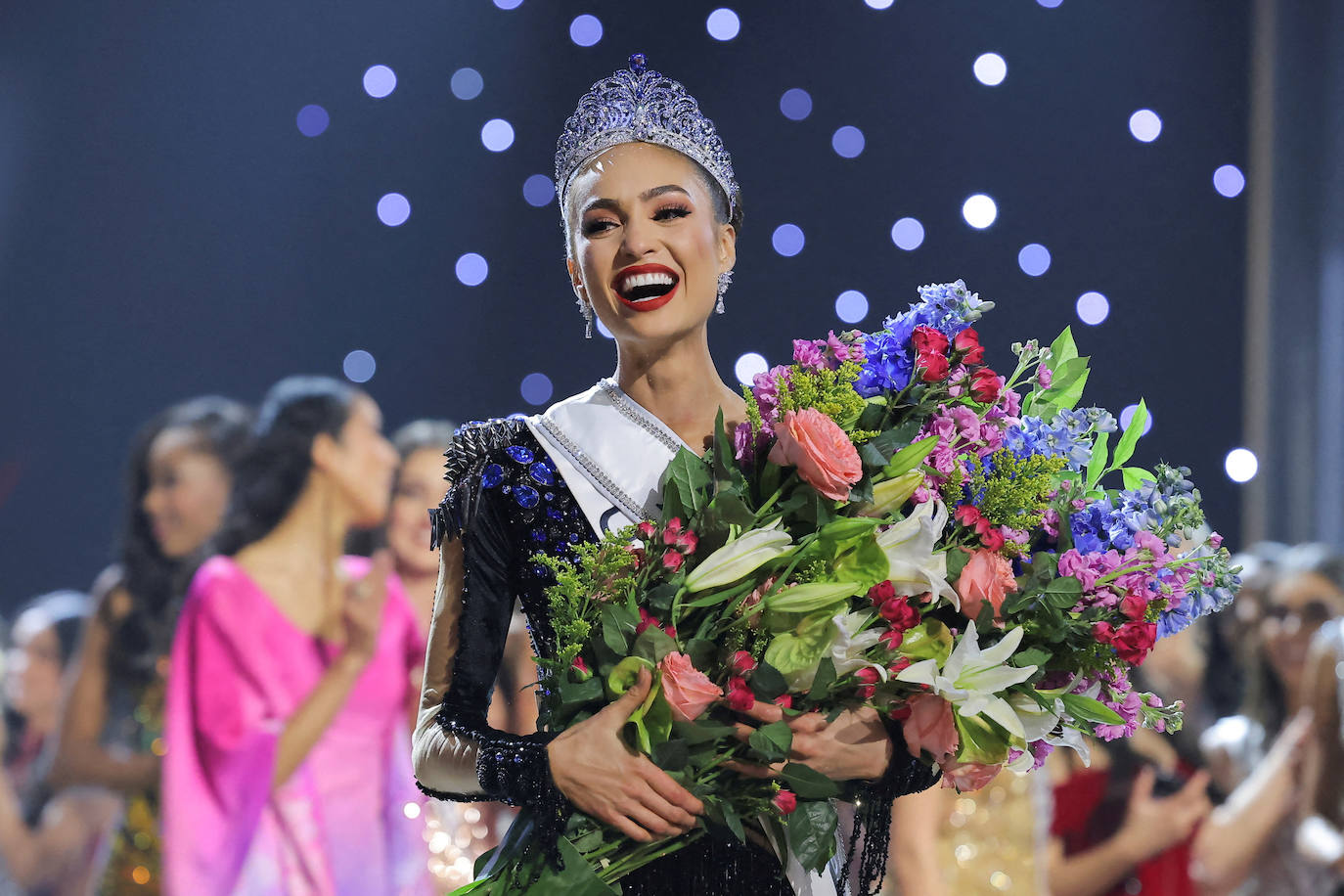 La estadounidense R'Bonney Gabriel se ha coronado durante la madrugada del sábado como la mujer más bella del mundo, flanqueada por la venezolana Amanda Dudamel y Andreína Martínez, de República Dominicana, que fueron la primera y segunda semifinalista, respectivamente, en el certamen de Miss Universo celebrado en Nueva Orleans. Texas R'Bonney Gabriel tiene 28 años y es diseñadora de moda sostenible. España estuvo representada por Alicia Faubel, que formó parte del grupo preliminar de dieciséis semifinalistas, entre las que también estuvieron las candidatas de Portugal, Laos, Japón, Colombia, Sudáfrica, Puerto Rico, Curazao, Haití, Australia, Canadá, Trinidad y Tobago, Curazao o India.