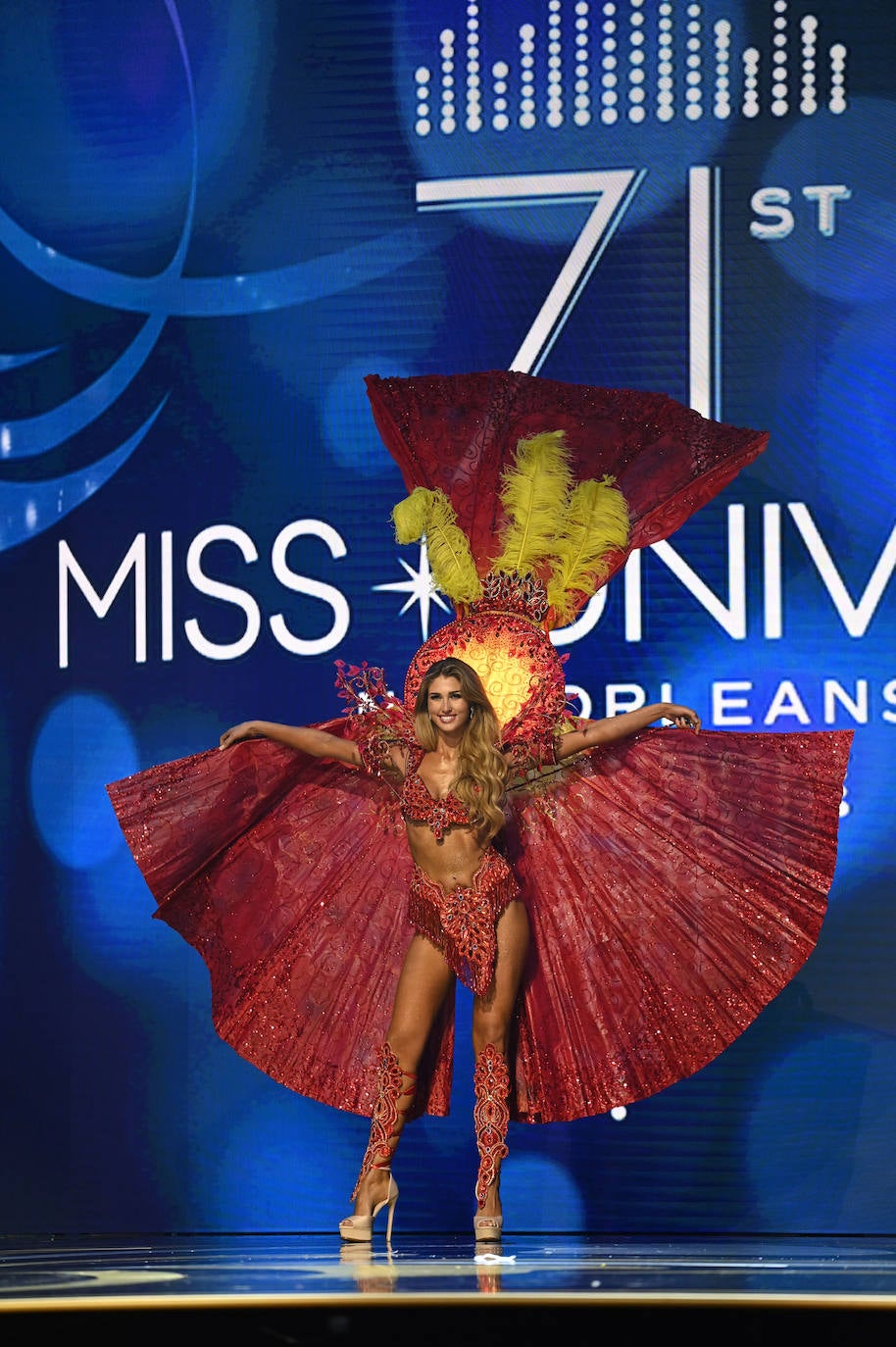 La estadounidense R'Bonney Gabriel se ha coronado durante la madrugada del sábado como la mujer más bella del mundo, flanqueada por la venezolana Amanda Dudamel y Andreína Martínez, de República Dominicana, que fueron la primera y segunda semifinalista, respectivamente, en el certamen de Miss Universo celebrado en Nueva Orleans. Texas R'Bonney Gabriel tiene 28 años y es diseñadora de moda sostenible. España estuvo representada por Alicia Faubel, que formó parte del grupo preliminar de dieciséis semifinalistas, entre las que también estuvieron las candidatas de Portugal, Laos, Japón, Colombia, Sudáfrica, Puerto Rico, Curazao, Haití, Australia, Canadá, Trinidad y Tobago, Curazao o India.