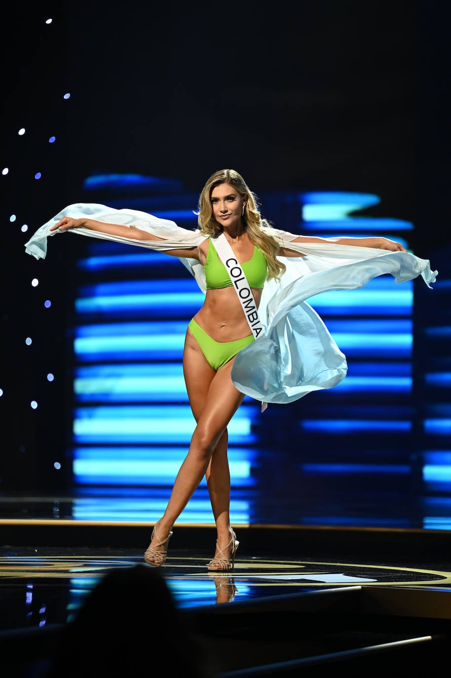 La estadounidense R'Bonney Gabriel se ha coronado durante la madrugada del sábado como la mujer más bella del mundo, flanqueada por la venezolana Amanda Dudamel y Andreína Martínez, de República Dominicana, que fueron la primera y segunda semifinalista, respectivamente, en el certamen de Miss Universo celebrado en Nueva Orleans. Texas R'Bonney Gabriel tiene 28 años y es diseñadora de moda sostenible. España estuvo representada por Alicia Faubel, que formó parte del grupo preliminar de dieciséis semifinalistas, entre las que también estuvieron las candidatas de Portugal, Laos, Japón, Colombia, Sudáfrica, Puerto Rico, Curazao, Haití, Australia, Canadá, Trinidad y Tobago, Curazao o India.