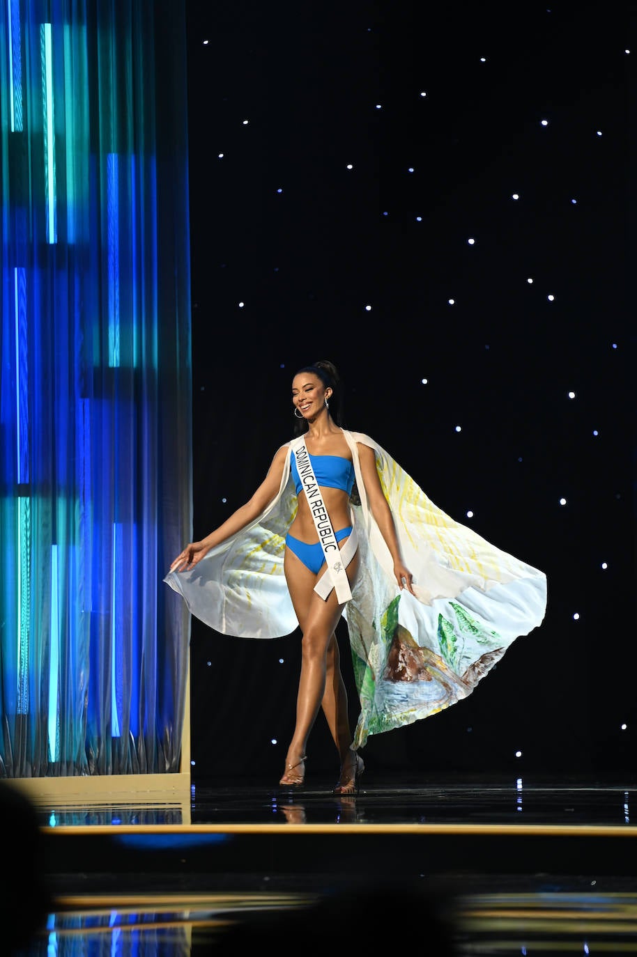 La estadounidense R'Bonney Gabriel se ha coronado durante la madrugada del sábado como la mujer más bella del mundo, flanqueada por la venezolana Amanda Dudamel y Andreína Martínez, de República Dominicana, que fueron la primera y segunda semifinalista, respectivamente, en el certamen de Miss Universo celebrado en Nueva Orleans. Texas R'Bonney Gabriel tiene 28 años y es diseñadora de moda sostenible. España estuvo representada por Alicia Faubel, que formó parte del grupo preliminar de dieciséis semifinalistas, entre las que también estuvieron las candidatas de Portugal, Laos, Japón, Colombia, Sudáfrica, Puerto Rico, Curazao, Haití, Australia, Canadá, Trinidad y Tobago, Curazao o India.