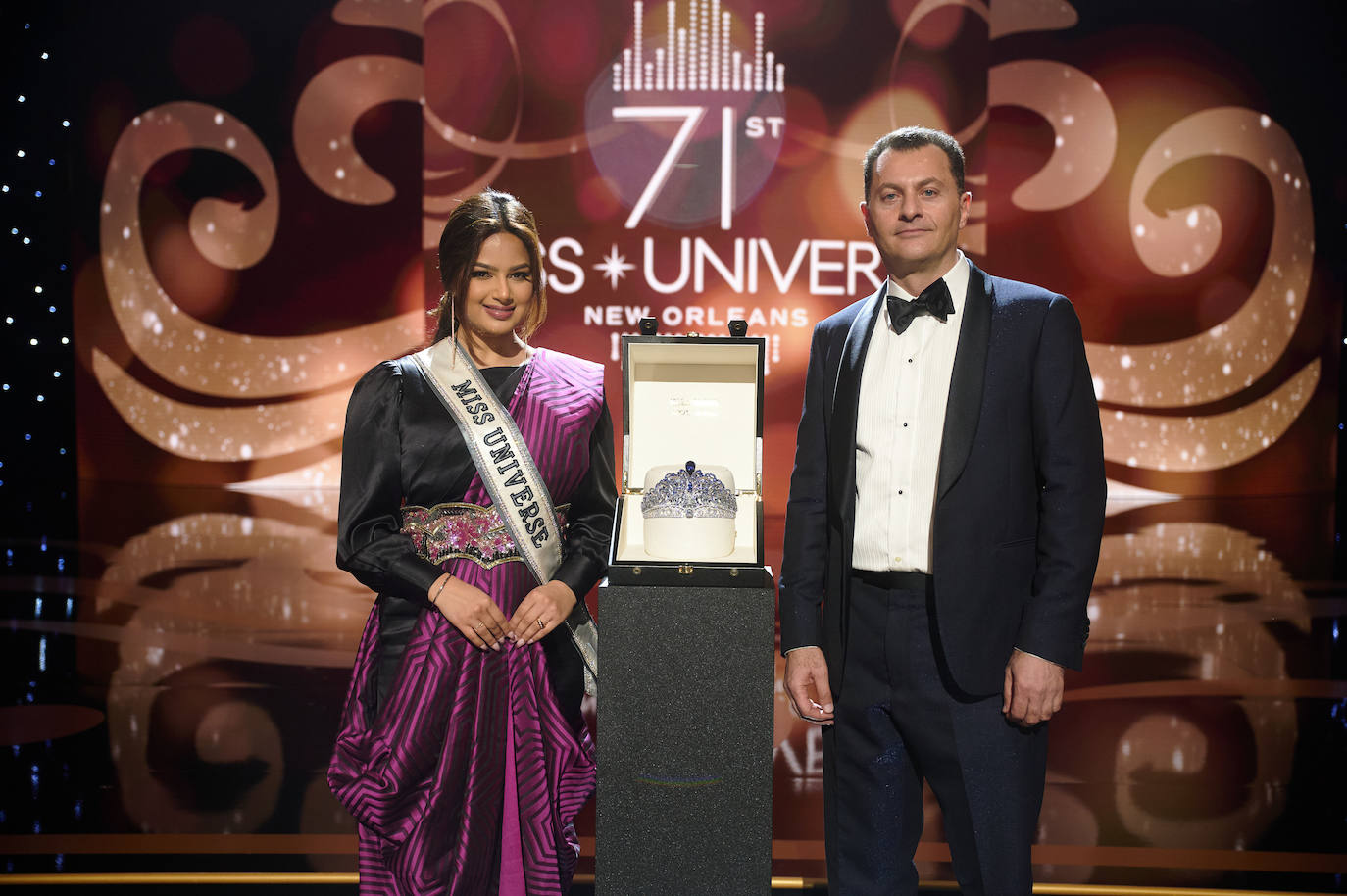 La estadounidense R'Bonney Gabriel se ha coronado durante la madrugada del sábado como la mujer más bella del mundo, flanqueada por la venezolana Amanda Dudamel y Andreína Martínez, de República Dominicana, que fueron la primera y segunda semifinalista, respectivamente, en el certamen de Miss Universo celebrado en Nueva Orleans. Texas R'Bonney Gabriel tiene 28 años y es diseñadora de moda sostenible. España estuvo representada por Alicia Faubel, que formó parte del grupo preliminar de dieciséis semifinalistas, entre las que también estuvieron las candidatas de Portugal, Laos, Japón, Colombia, Sudáfrica, Puerto Rico, Curazao, Haití, Australia, Canadá, Trinidad y Tobago, Curazao o India.