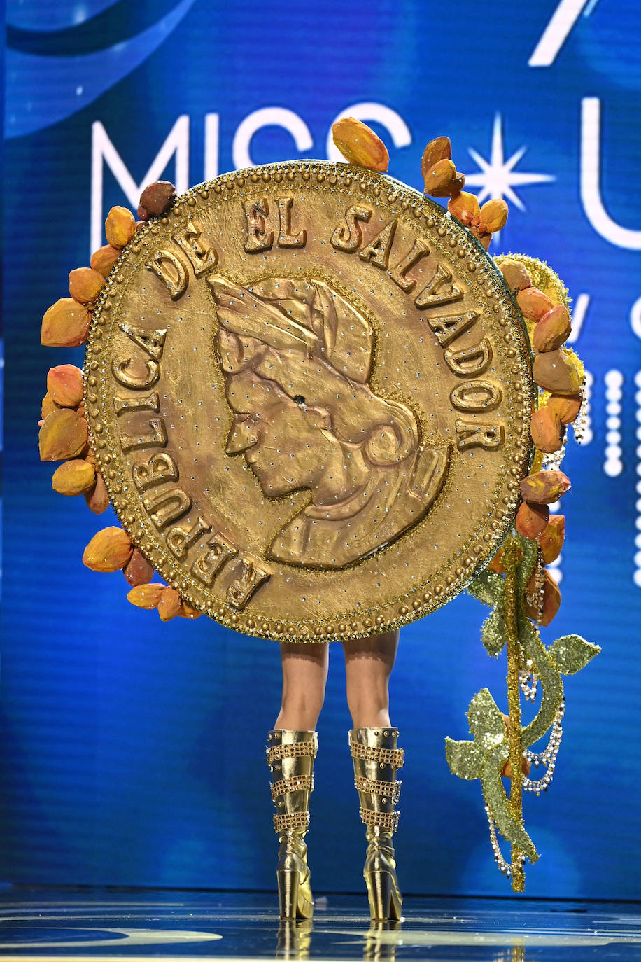 La estadounidense R'Bonney Gabriel se ha coronado durante la madrugada del sábado como la mujer más bella del mundo, flanqueada por la venezolana Amanda Dudamel y Andreína Martínez, de República Dominicana, que fueron la primera y segunda semifinalista, respectivamente, en el certamen de Miss Universo celebrado en Nueva Orleans. Texas R'Bonney Gabriel tiene 28 años y es diseñadora de moda sostenible. España estuvo representada por Alicia Faubel, que formó parte del grupo preliminar de dieciséis semifinalistas, entre las que también estuvieron las candidatas de Portugal, Laos, Japón, Colombia, Sudáfrica, Puerto Rico, Curazao, Haití, Australia, Canadá, Trinidad y Tobago, Curazao o India.