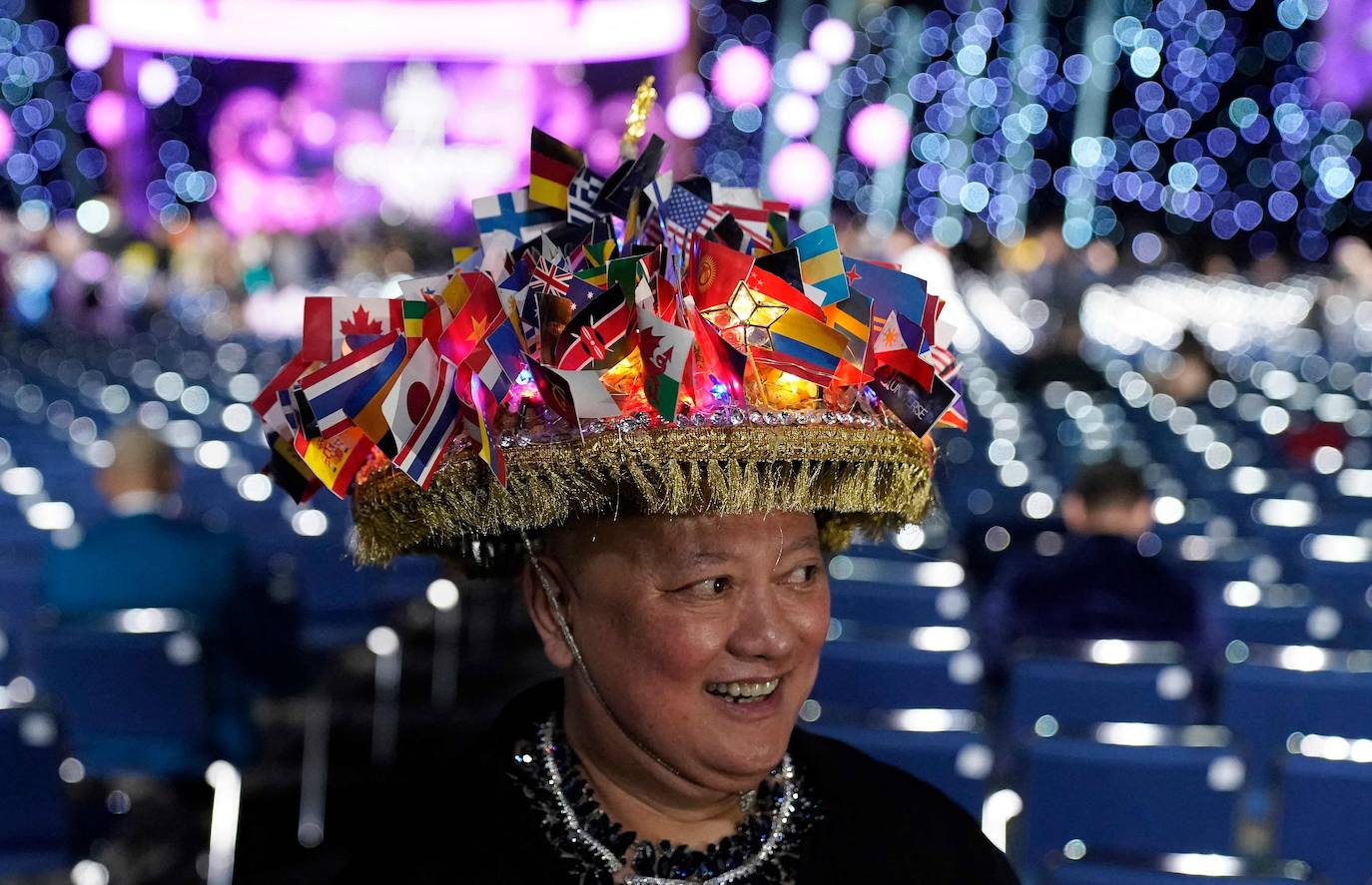 La estadounidense R'Bonney Gabriel se ha coronado durante la madrugada del sábado como la mujer más bella del mundo, flanqueada por la venezolana Amanda Dudamel y Andreína Martínez, de República Dominicana, que fueron la primera y segunda semifinalista, respectivamente, en el certamen de Miss Universo celebrado en Nueva Orleans. Texas R'Bonney Gabriel tiene 28 años y es diseñadora de moda sostenible. España estuvo representada por Alicia Faubel, que formó parte del grupo preliminar de dieciséis semifinalistas, entre las que también estuvieron las candidatas de Portugal, Laos, Japón, Colombia, Sudáfrica, Puerto Rico, Curazao, Haití, Australia, Canadá, Trinidad y Tobago, Curazao o India.