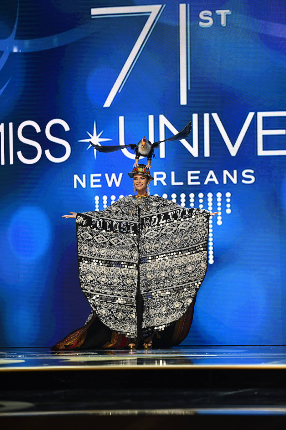 La estadounidense R'Bonney Gabriel se ha coronado durante la madrugada del sábado como la mujer más bella del mundo, flanqueada por la venezolana Amanda Dudamel y Andreína Martínez, de República Dominicana, que fueron la primera y segunda semifinalista, respectivamente, en el certamen de Miss Universo celebrado en Nueva Orleans. Texas R'Bonney Gabriel tiene 28 años y es diseñadora de moda sostenible. España estuvo representada por Alicia Faubel, que formó parte del grupo preliminar de dieciséis semifinalistas, entre las que también estuvieron las candidatas de Portugal, Laos, Japón, Colombia, Sudáfrica, Puerto Rico, Curazao, Haití, Australia, Canadá, Trinidad y Tobago, Curazao o India.