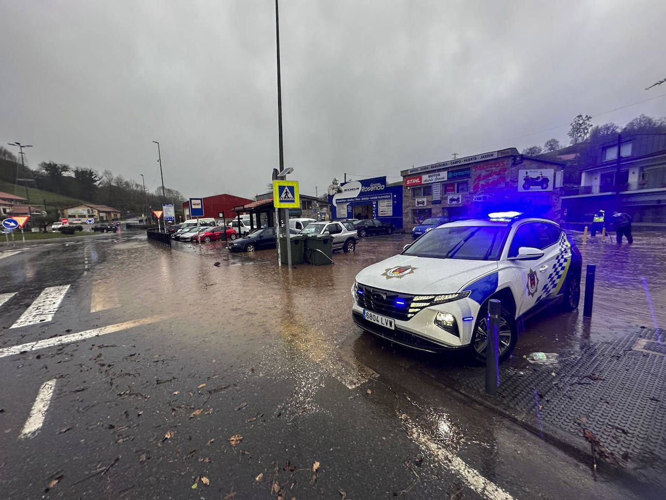 El acceso a Cabezón de la Sal se ha inundado debido a las fuertes lluvias registradas durante la noche, que ha continuado por la mañana.