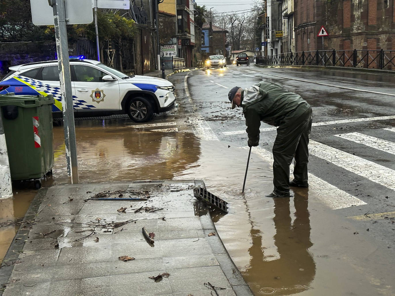 El acceso a Cabezón de la Sal se ha inundado debido a las fuertes lluvias registradas durante la noche, que ha continuado por la mañana.