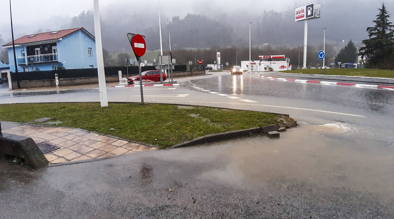 Una de las rotondas de acceso al polígono de Barros, en Los Corrales, también ha quedado anegada por la lluvia.