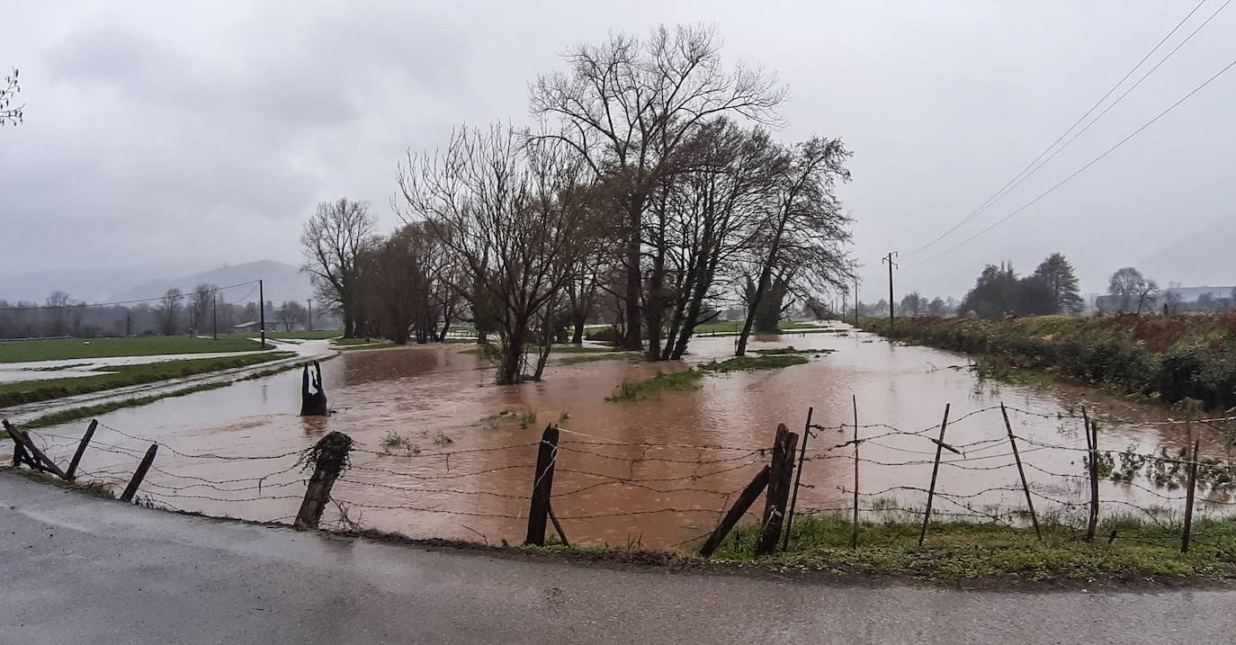 La lluvia ha provocado grandes balsas de agua en diferentes puntos de Los Corrales de Buelna.