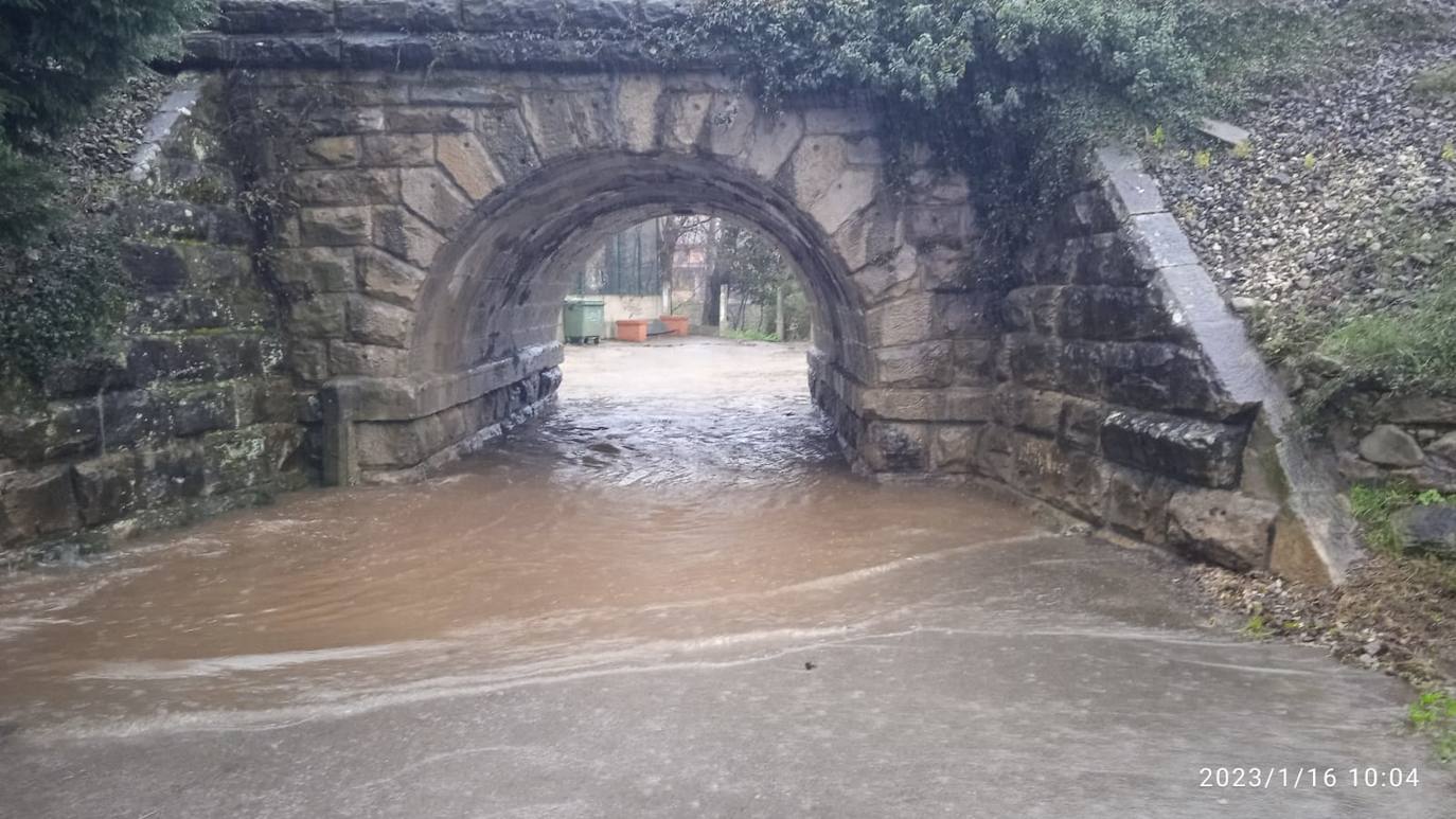 El tunel de San Andrés, en Los Corrales, ha quedado intransitable por una balsa de agua.