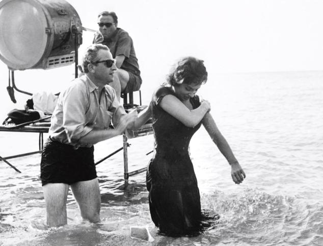 El cineasta estadounidense Jules Dassin dirige a Gina Lollobrigida en la película 'La ley'.