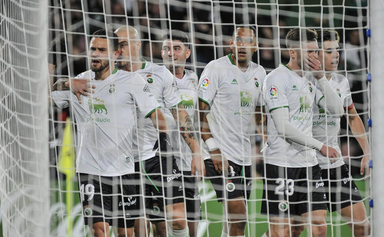 Los futbolistas del Racing celebran el gol de Matheus Aiás ante el Sporting. 