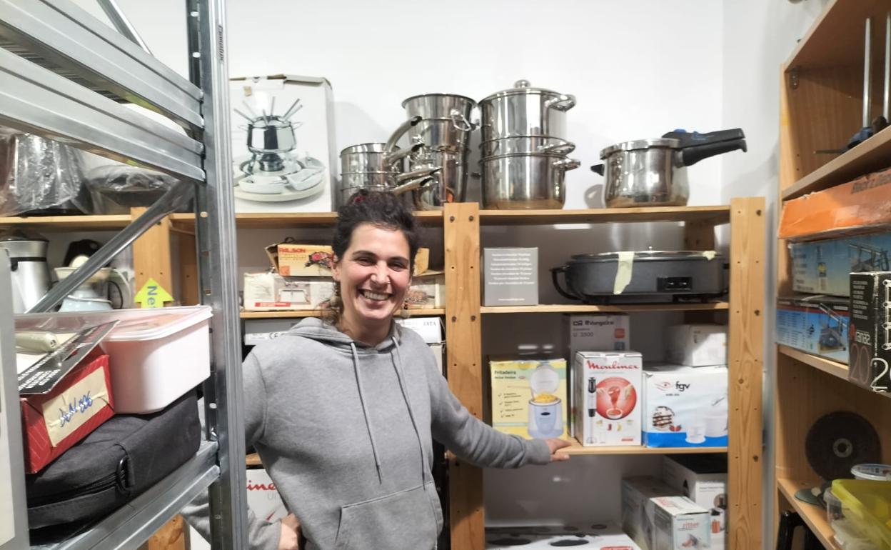 María, entre algunas estanterías de la Biblioteca de las Cosas, en Barcelona. 