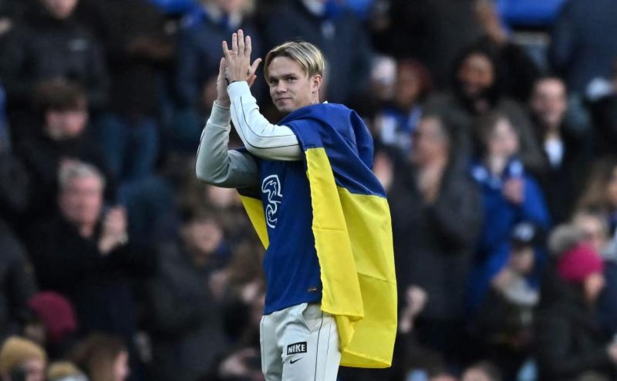 Mudryk saludando a los aficionados en Stamford Bridge