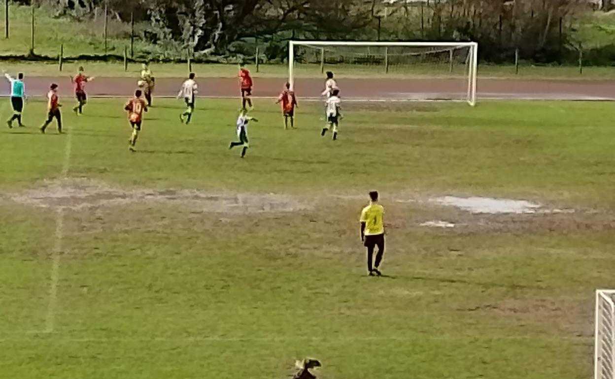 El PP de Laredo pide un campo de fútbol de hierba artificial en el Javier Cortezón