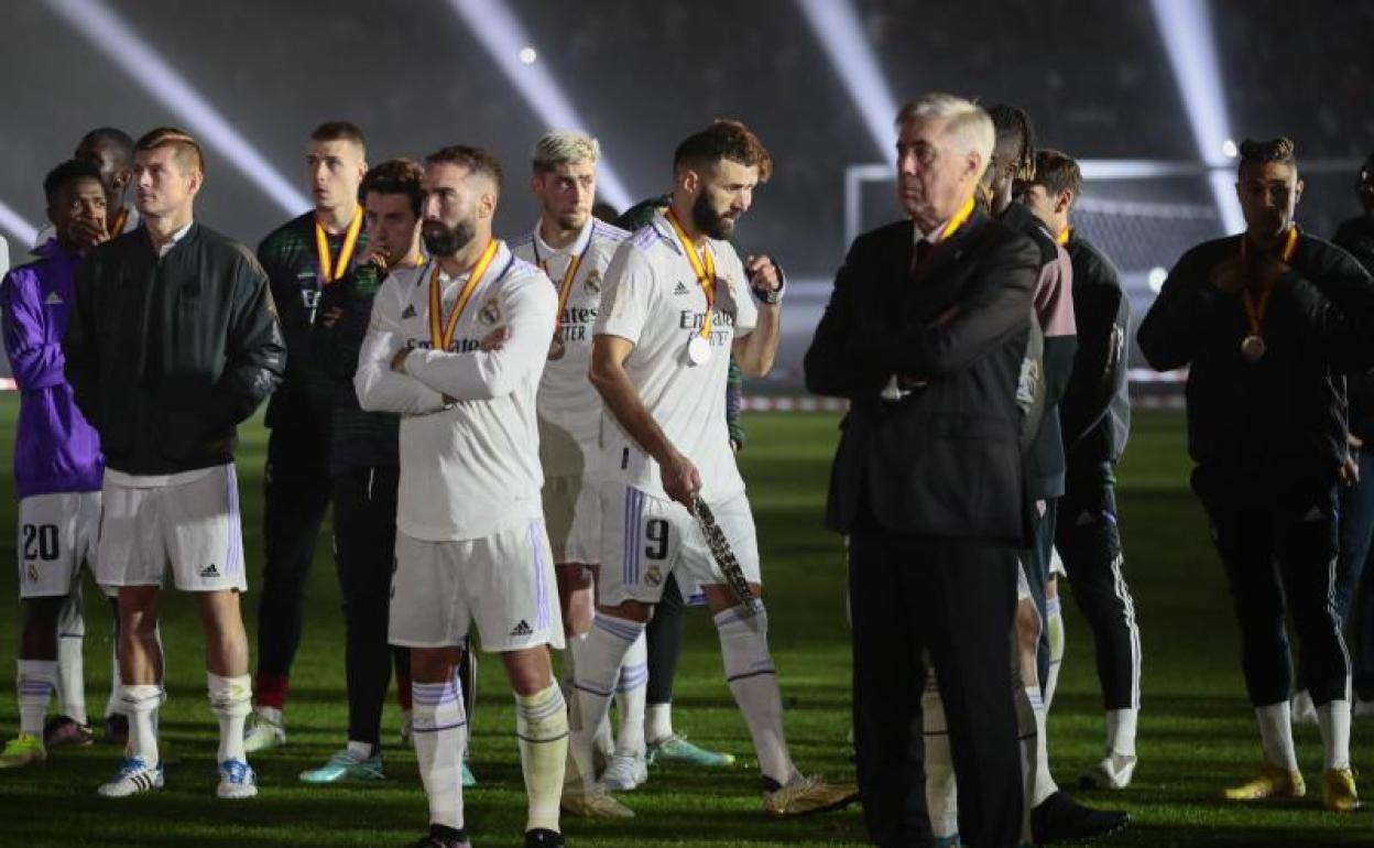 Carlo Ancelotti y sus jugadores, cabizbajos tras la derrota en la final de la Supercopa de España. 