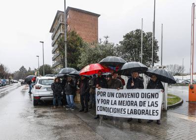 Imagen secundaria 1 - Un grupo de trabajadores de Aspla protesta por el bloqueo del convenio