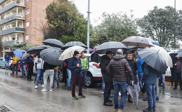 Imagen principal - Un grupo de trabajadores de Aspla protesta por el bloqueo del convenio