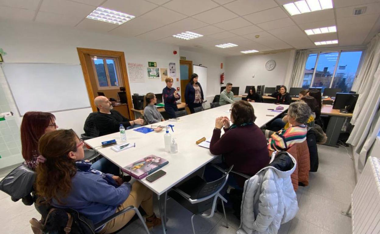 Participantes de la décima lanzadera de empleo de Castro, en la sesión de este lunes 