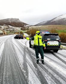 Imagen secundaria 2 - 1. Máquinas quitanieves preparadas para limpiar las carreteras de Cantabria. | 2. Imagen de archivo de un Guardia Civil dirigiendo el tráfico en un punto de la región tras un accidente provocado por la nieve.