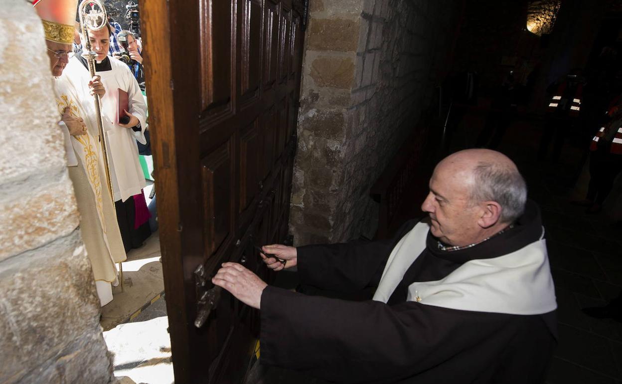 Momento de la apertura de la Puerta del Perdón, en abril de 2017.