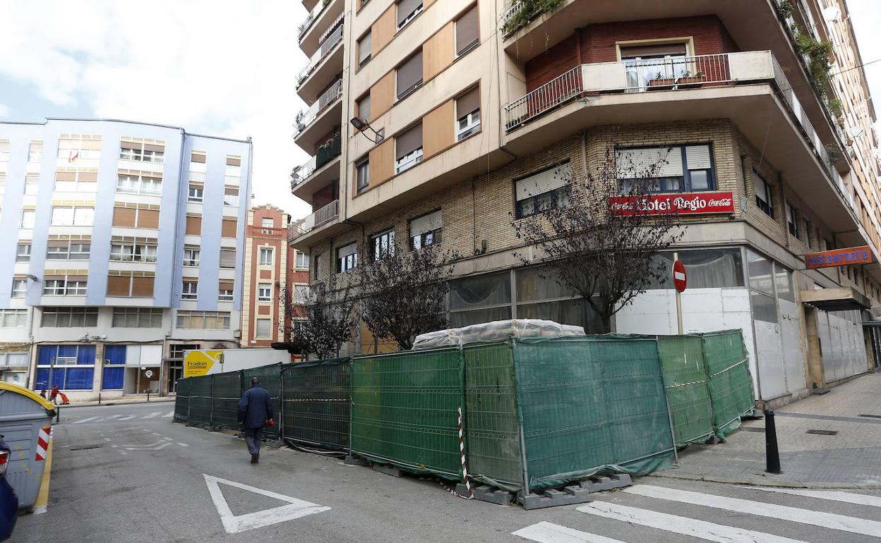 Imagen de archivo de un edificio en obras en Torrelavega.