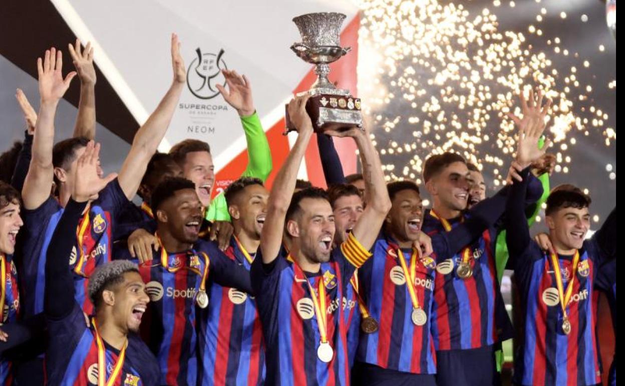 Sergio Busquets eleva el trofeo de la Supercopa en Riad. 