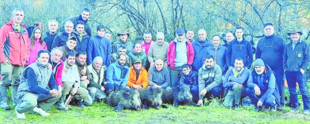 Componentes de la cuadrilla 150, capitaneada por Rubén Ruiz, con los tres jabalíes que abatieron en el monte de Valfría. 