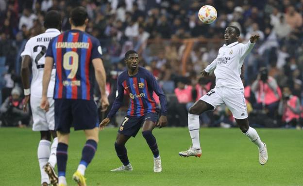 Ferland Mendy trata de controlar el balón en la final de la Supercopa de España. 