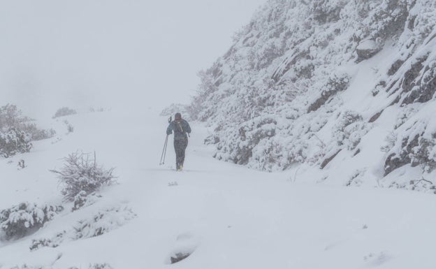 Baja la intensidad de las lluvias pero arrecian las nevadas por encima de los 300 metros