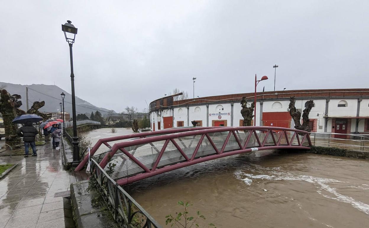 El Asón a su paso por Ampuero ayer en la tarde