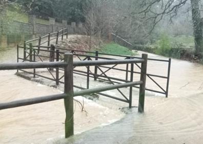 Imagen secundaria 1 - El temporal deja inundaciones y cortes en los accesos a los pueblos de Alfoz de Lloredo