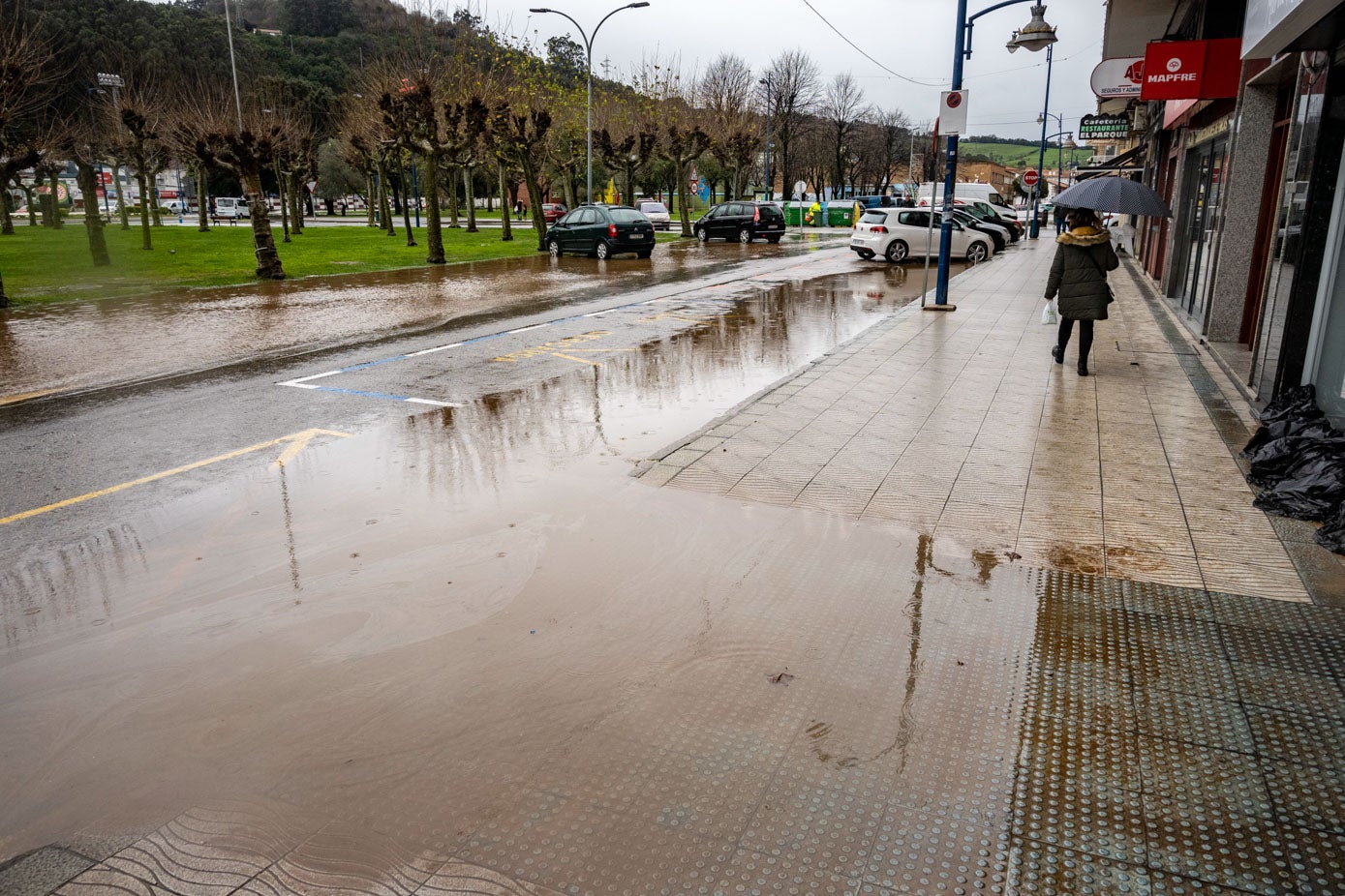 Las aguas mantienen a Laredo contra las cuerdas con barrios inundados y las clases suspendidas para evitar males mayores