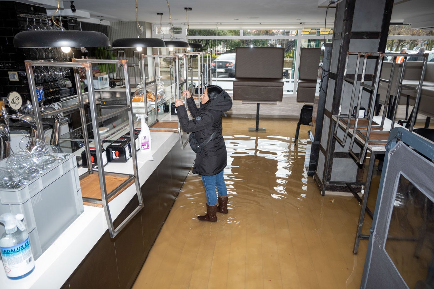 Las aguas mantienen a Laredo contra las cuerdas con barrios inundados y las clases suspendidas para evitar males mayores