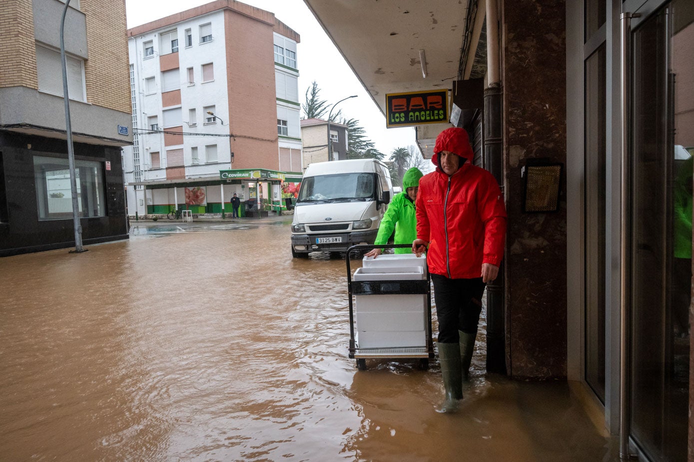 Las aguas mantienen a Laredo contra las cuerdas con barrios inundados y las clases suspendidas para evitar males mayores