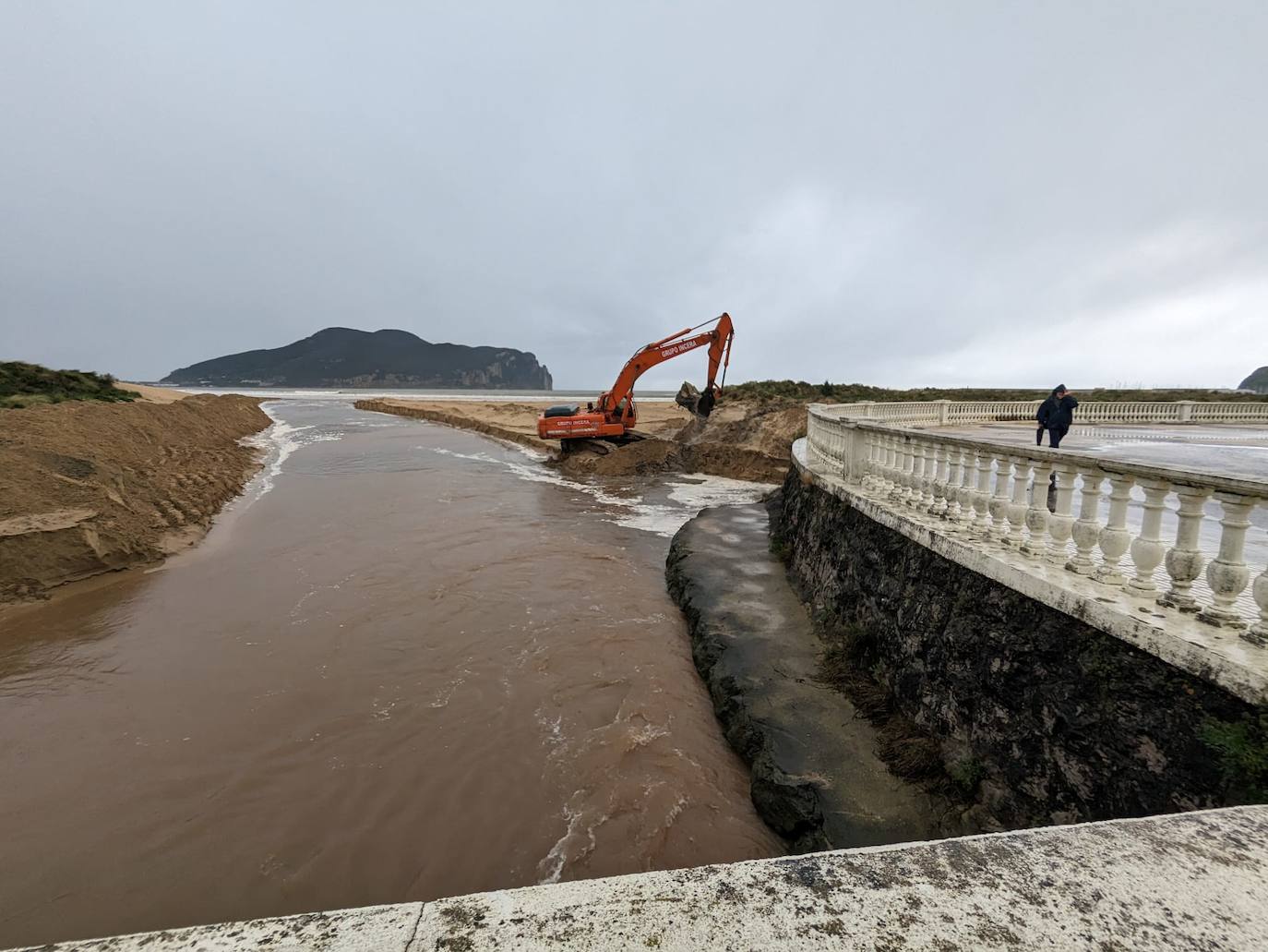 Abriendo cauce en el río Mantilla hacia la playa.