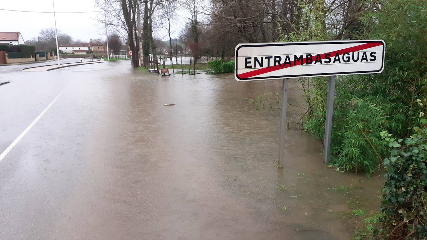 Otro punto complicado por las inundaciones, que han obligado a cortar la carretera de Hoznayo a Entrambasaguas.