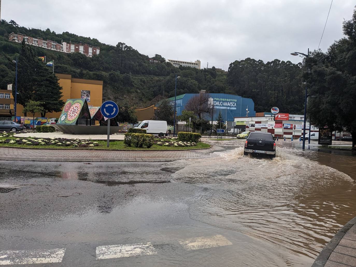 Coches circulando por una rotonda de Laredo.