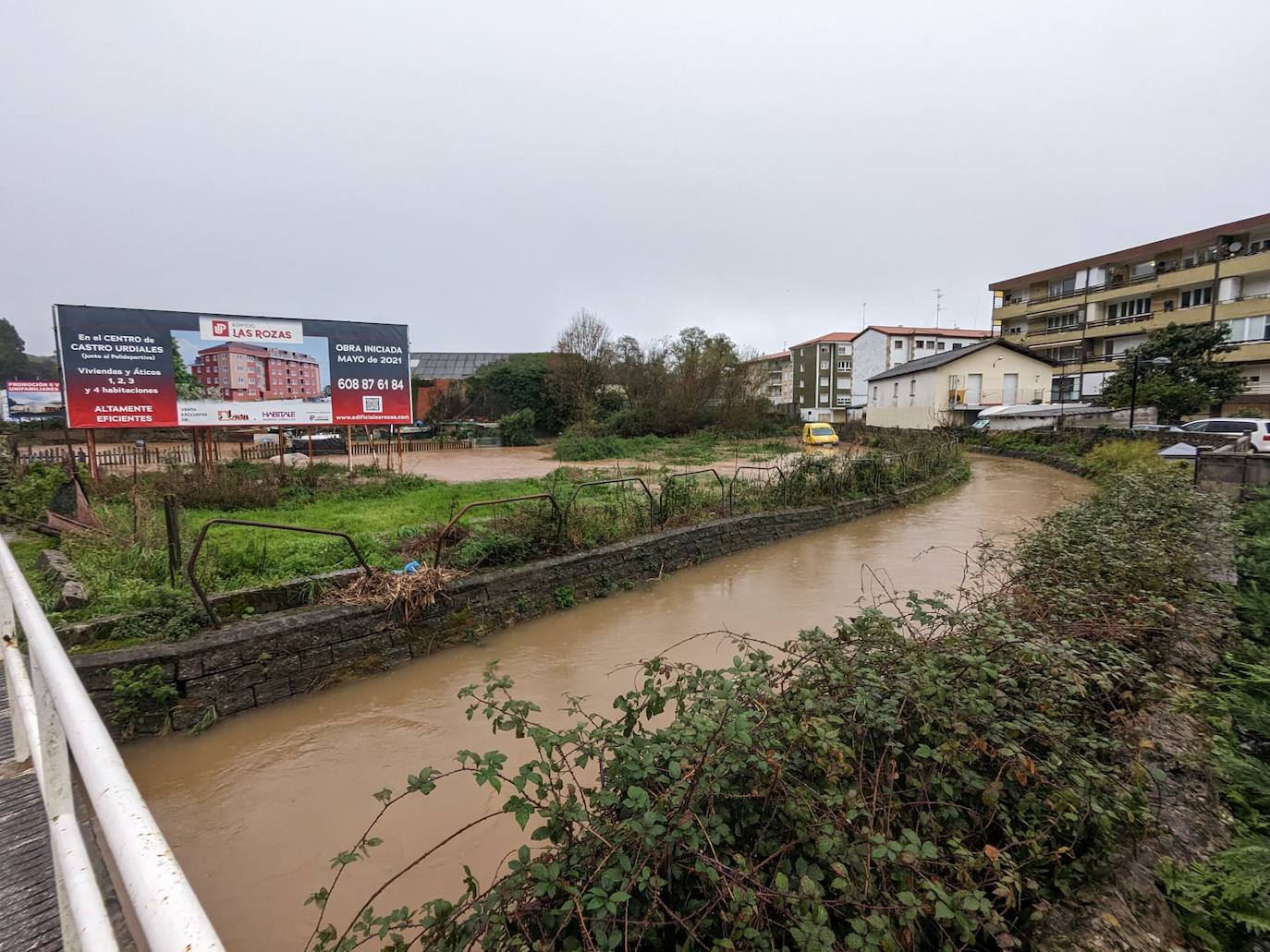 El desbordamiento del río Pelegrín es el causante de las inundaciones de Laredo.