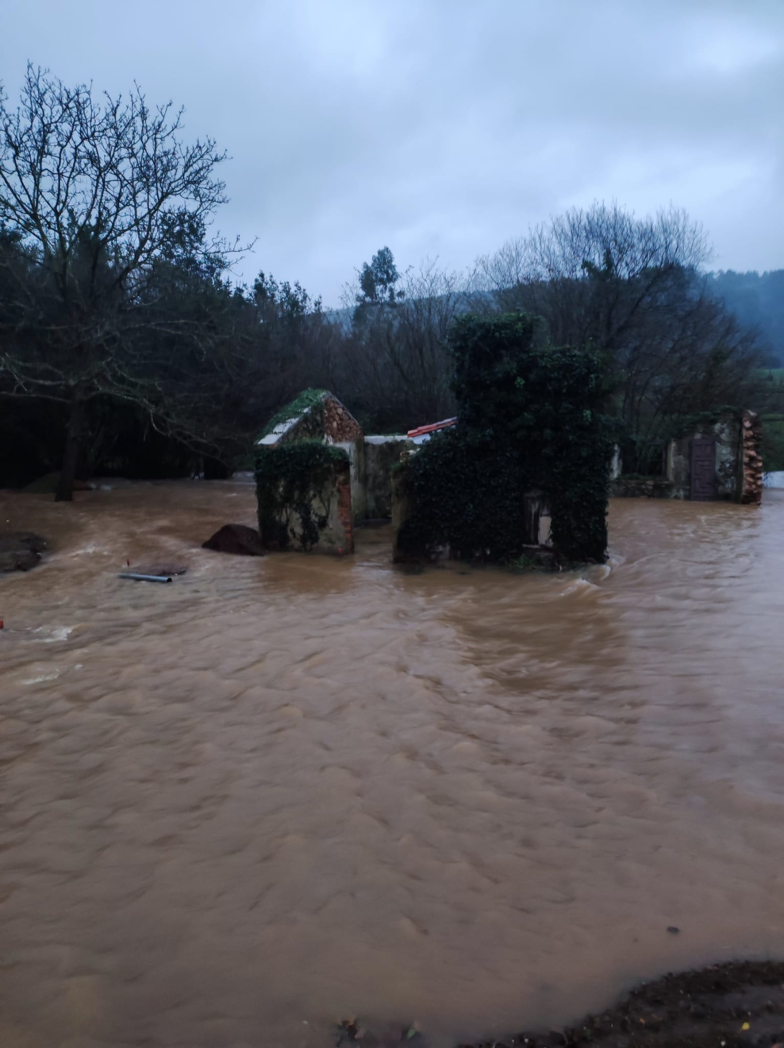 Imagen secundaria 2 - El temporal deja inundaciones y cortes en los accesos a los pueblos de Alfoz de Lloredo