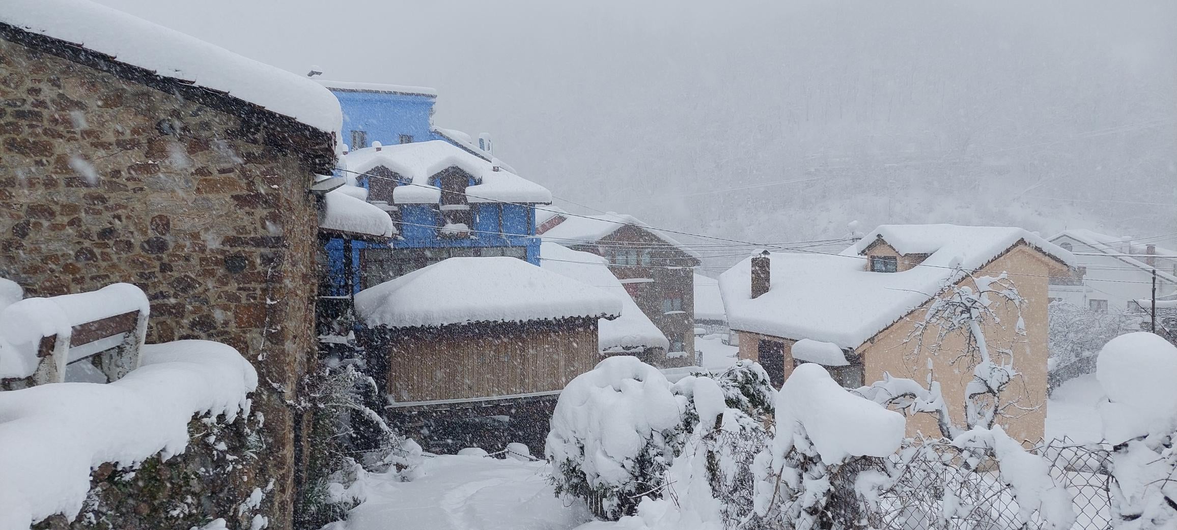 En Espinama, Pido y Las Ilces, hay una buena capa de nieve que cubre calles y tejados de las casas.