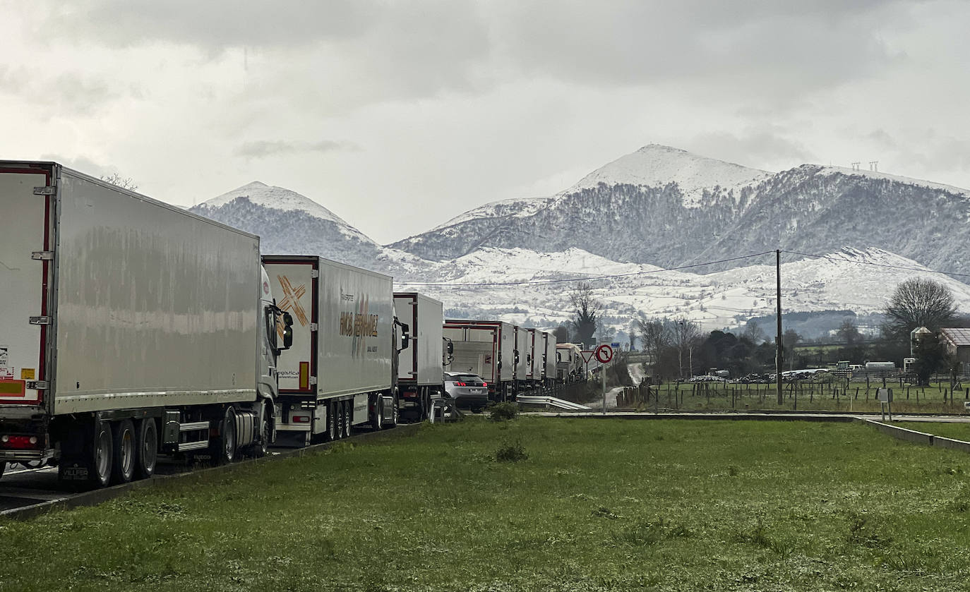 Filas de camiones aguardan en Arenas de Iguña la mejora de las condiciones de la autovía para poder retomar sus desplazamientos.