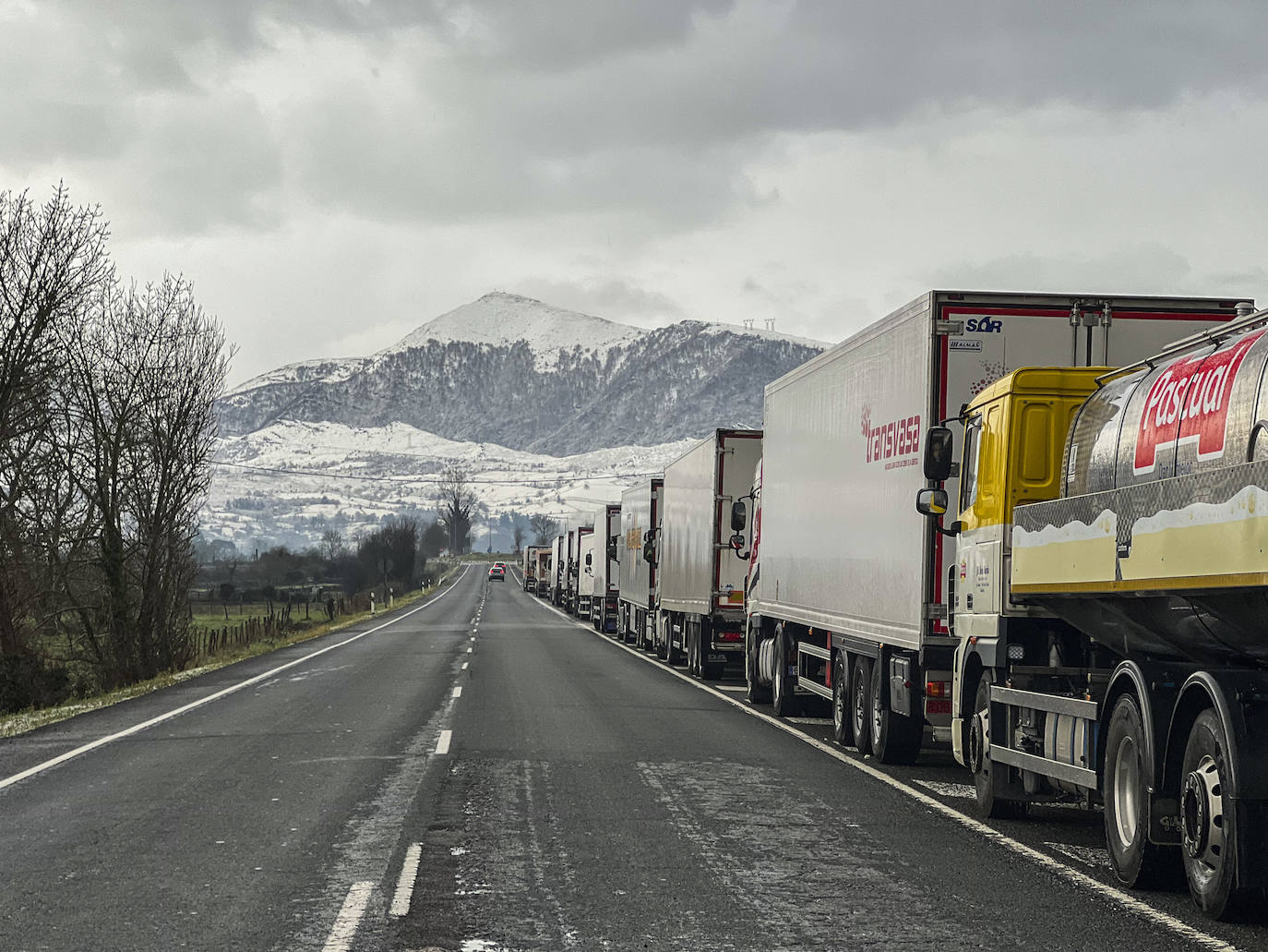 El valle de Iguña ya está cubierto por la nieve, lo que complica la circulación por las vías que lo atraviesan.