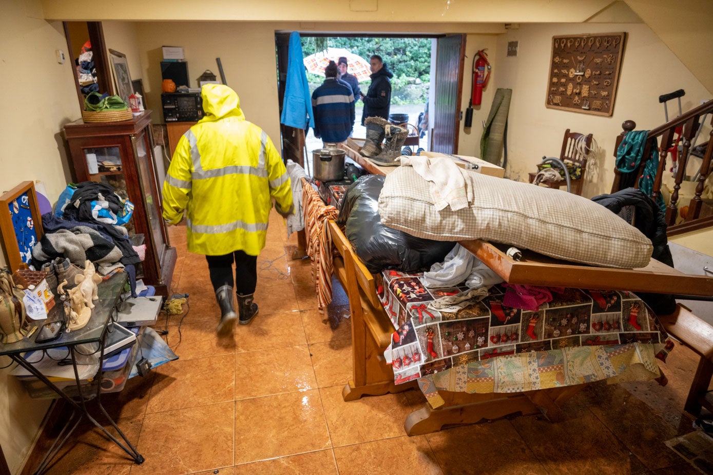 Muebles, colchones y objetos de la casa están sobre la mesa de la vivienda de Pilar Zaballa. 